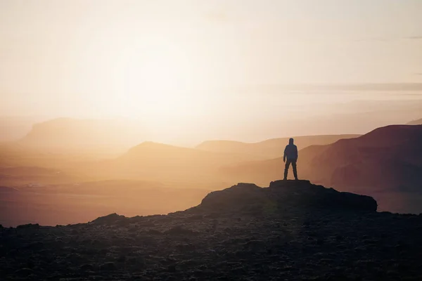 Chłopak Spotyka Wschód Słońca Szczycie Góry Naturalne Podłoże Miejsca Tekst — Zdjęcie stockowe