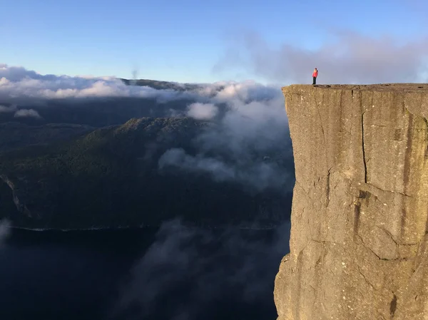 Preikestolen 惊人的岩石在挪威 女孩站在云层上方的悬崖上 讲坛石 最著名的旅游胜地 Ryfylke 耸立在 Lysefjord — 图库照片