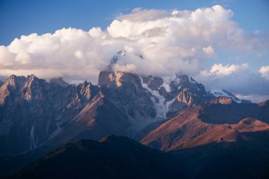 Dağ manzarası. Tepe dır bulutlar içinde. Güzel gün batımı. Kafkasya, Zemo Svaneti, Gürcistan 