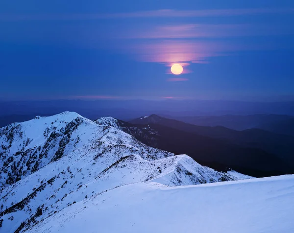 Dağlarda Kış Peyzaj Sırtın Üzerinden Dolunay Gece Görünümü — Stok fotoğraf