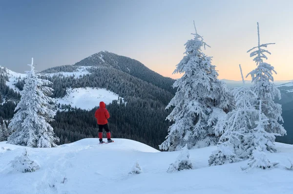 冬天风景以山顶的看法 游客在穿雪鞋远足 — 图库照片