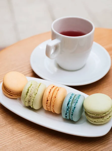 Biscuits Macarons Différentes Couleurs Sur Une Assiette Blanche Nourriture Française — Photo