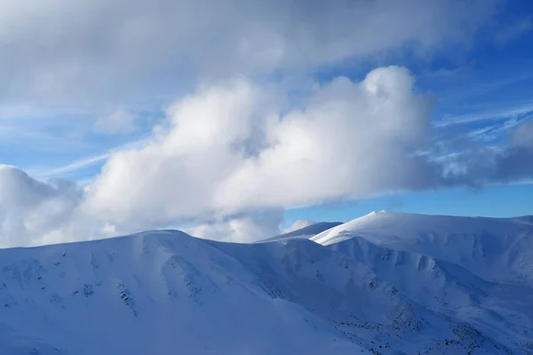 Blå Himmel Med Vackra Cumulusmoln Över Bergsrygg Vinter Landskap Solig — Stockfoto