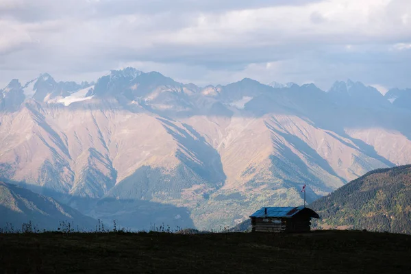 Berglandschaft Gipfel Wolken Schöner Sonnenuntergang Holzhaus Der Hirten Auf Einem — Stockfoto