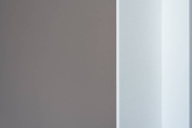 Duvar duvar kağıdı ile kahverengi ve giriş kapısı beyaz eğimi boyanmıştır. Oda onarım sonra