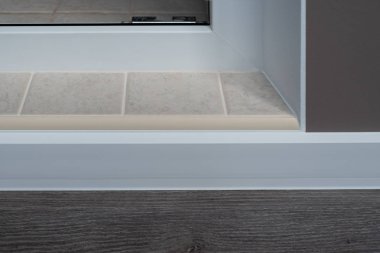 Balkonlu Oda onarım sonra eşiğinde. Ön kapının yanına karo