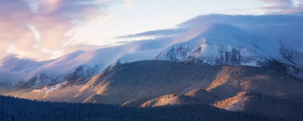 Bergpanorama Mit Schönen Wolken Und Sonnenuntergang Winterlandschaft Mit Gipfel — Stockfoto