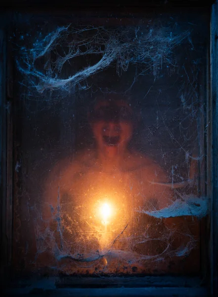 万圣节庆典的背景 在黑暗中面对 在蜡烛的光 老可怕的蛛网 — 图库照片