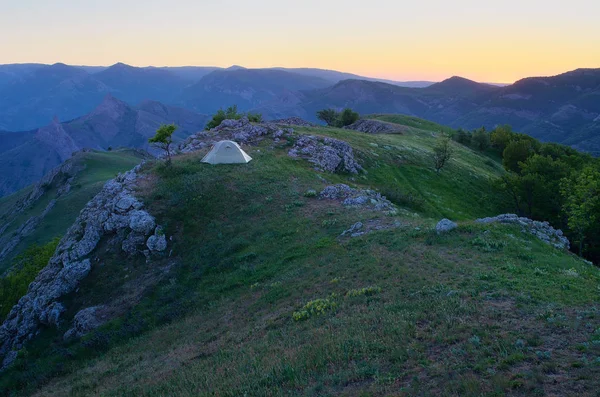 Sommerwanderung Den Bergen Touristenzelt Auf Dem Campingplatz Abenddämmerung Nach Sonnenuntergang — Stockfoto