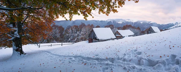 Herbstlandschaft Mit Dem Ersten Unerwarteten Schnee Alte Hölzerne Schäferhütten Auf — Stockfoto
