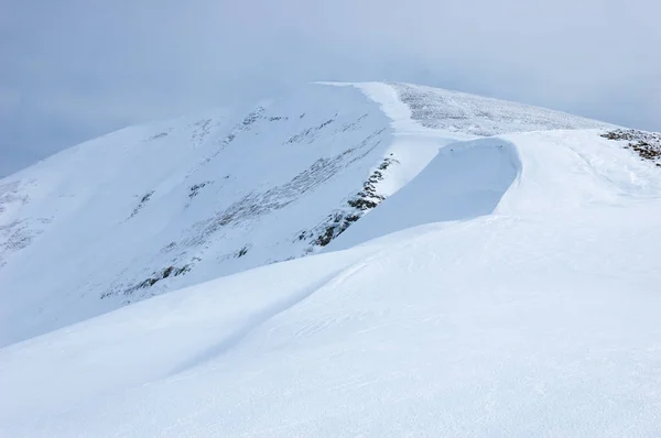 Winterlandschaft Mit Einer Schneewehe Bergkamm Nach Schneefall — Stockfoto