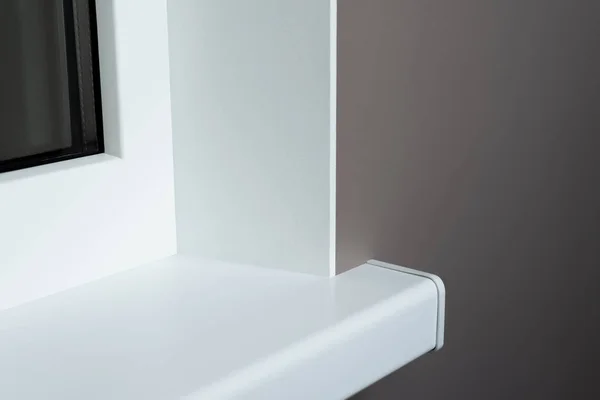 Стена Обоями Окрашена Коричневый Цвет Белый Склон Окна Подоконник Комната — стоковое фото