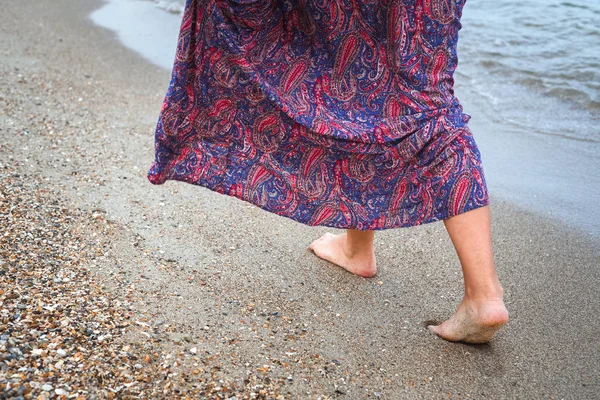 Fille Marche Sur Une Plage Sable Fin Bord Mer — Photo