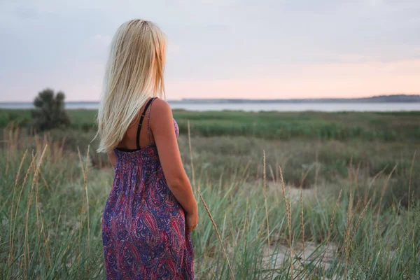 Mädchen Mit Blonden Haaren Schaut Den Sonnenuntergang — Stockfoto
