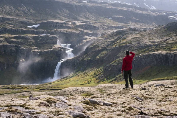 Reiziger Bewondert Het Uitzicht Waterval Ijsland Landschap Van Zomer Een — Stockfoto