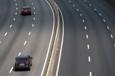 Üstten görünüm ekspres karayolu. Yolda trafik