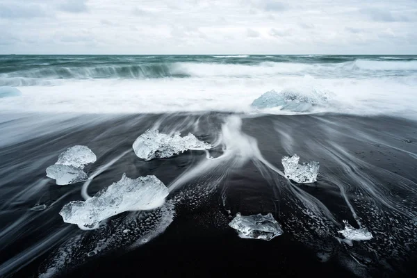 Spiaggia Ghiacciata Islanda Iceberg Sulla Sabbia Vulcanica Nera Sull Oceano — Foto Stock