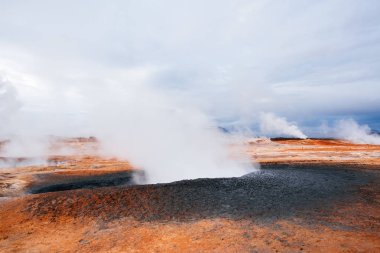 Namafjall - Hverir alanındaki jeotermal alan. Çamur ve kaplıcalar kaynar hangi havuzları manzara. İzlanda'daki turistik ve doğal