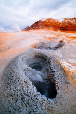 Namafjall - Hverir alanındaki jeotermal alan. Çamur ve kaplıcalar kaynar hangi havuzları manzara. İzlanda'daki turistik ve doğal