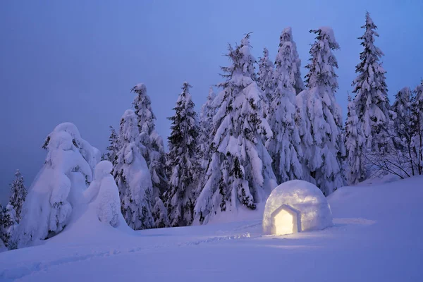 Igloo Della Neve Escursioni Montagna Inverno Paesaggio Serale Con Rifugio — Foto Stock