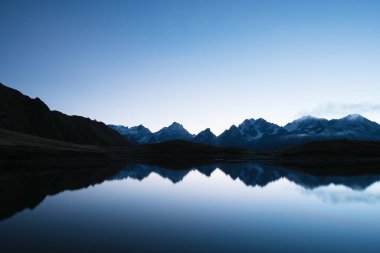 Dağ gölü Koruldi. Sabah peyzaj açık gökyüzü ve su yansıması. Ana Kafkas ridge. Samegrelo zemo Svaneti, Gürcistan