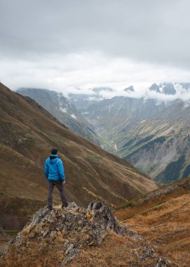 Turist dağlar görünümünü sahiptir. Adam bir Kafkas Dağları trekking üzerinde. Koruldi göl yakınındaki konumu. Samegrelo zemo svaneti, Georgia