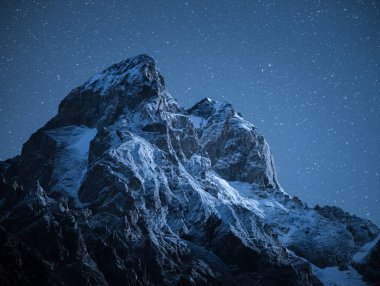 En iyi dır. Dağ tepe ay ışığında. Yıldızlı gökyüzü ile gece manzara. Ana Kafkas ridge. Samegrelo zemo Svaneti, Gürcistan
