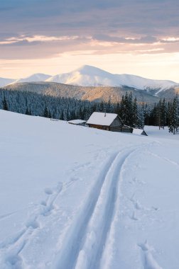 Dağ macera tarafından Kayak Kış. Kar kulübeleri ile manzara. Gün batımı ışık üst görüntüleme