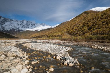 Samegrelo zemo svaneti sonbahar. Enguri Nehri ve Shhara dağ, Georgia. Ana Kafkas ridge ile manzara
