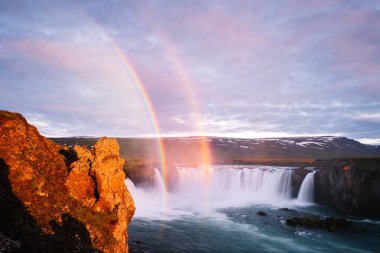 Godafoss şelale. Ünlü turistik. Bir gökkuşağı, yaz yatay