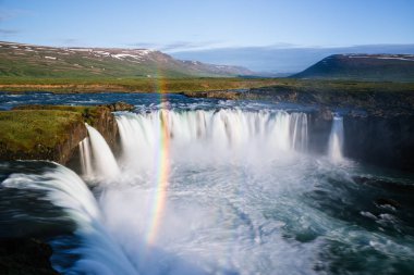 Godafoss şelale. Ünlü turistik. Bir gökkuşağı, yaz yatay. Güzel İzlanda