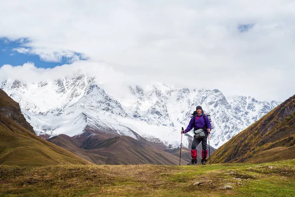 Turista Con Una Mochila Una Caminata Trekking Cerca Montaña Shkhara — Foto de Stock