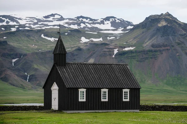 Будакья Черная Церковь Религиозная Туристическая Достопримечательность Исландии Летний Пейзаж Часовней — стоковое фото