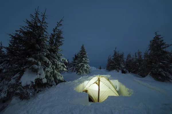 冬の山のテント 極端な観光トレッキングします 雪に覆われた森の夜の風景 — ストック写真