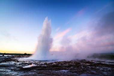 Strokkur şofben. Altın daire İzlanda. Ünlü doğal ve turistik cazibe. Jeotermal alanı