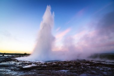 Strokkur şofben erüpsiyon. Altın daire İzlanda. Ünlü doğal ve turistik cazibe Vadisi Haukadalur