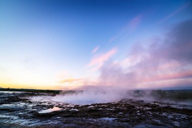 Strokkur şofben. Altın daire İzlanda. Haukadalur Vadisi'nde Jeotermal alanı