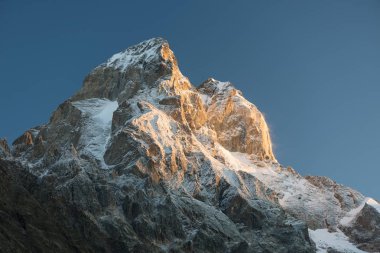 En iyi dır. Kafkas Dağları. Yükselen güneş ışığında en yüksek. Samegrelo zemo Svanetii, Georgia. Sanat fotoğraf işleme, renk tonlama