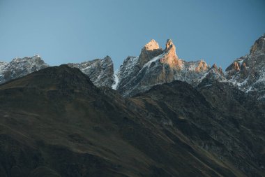 Kafkas Dağları Ridge. Yükselen güneş ışığı. Samegrelo zemo Svaneti, Georgia. Sanat fotoğraf işleme, renk tonlama