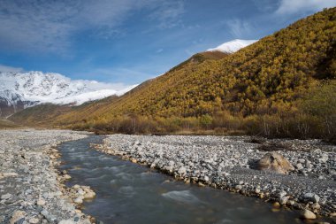 Sonbahar manzara ile bir dağ nehir Enguri. Olan tepesine görüntüleyin. Ana Kafkas ridge. Zemo Svaneti, Gürcistan