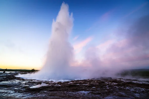 Gejzer Strokkur Złote Koło Islandii Walory Przyrodnicze Turystyczne Atrakcję Geotermalna — Zdjęcie stockowe