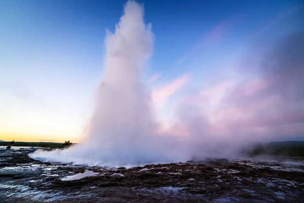 Erupcja Gejzer Strokkur Złote Koło Islandii Walory Przyrodnicze Turystyczne Atrakcję — Zdjęcie stockowe