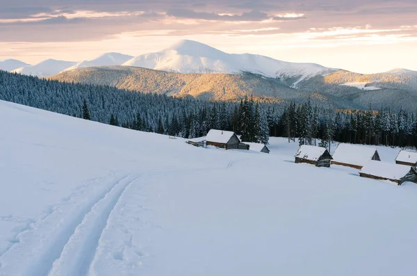 美丽的大自然在冬天的图片 风景与山小屋在雪 在日落之光中查看顶端 — 图库照片
