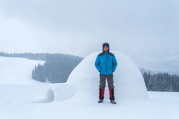 Eskimo Igloo Bergen Vinterns Äventyr Vandringen Guy Turist Dunjacka — Stockfoto