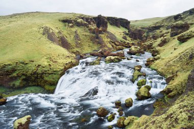 Yeşil gorge ve Skoga Nehri. Güzel cascades. İzlanda muhteşem doğası. Bulutlu gün