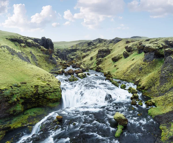 Groene Gorge Met Mos Rivier Skoga Prachtige Watervallen Geweldige Natuur — Stockfoto