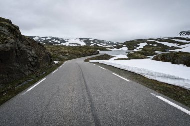 Aurlandsfjellet - Norveç'te Ulusal manzaralı yoldan. Kar yol Bjorgavegen. Şiddetli Kuzey manzara