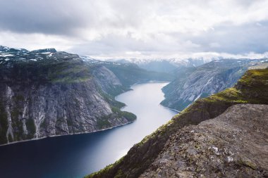 Ringedalsvatnet göl kenarında Trolltunga. Bir Norveç en muhteşem manzara. Yaz manzara dağ manzaralı