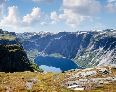 Ringedalsvatnet - Norveç'te Odda yakınındaki dağ gölü. Trolltunga izi görüntüleyin. Güneşli havalarda Norveç manzara