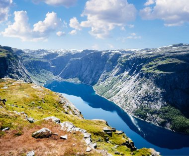 Mavi göl Ringedalsvatnet. Trolltunga izi görüntüleyin. Doğal manzara Norveç'in. Güneşli havalarda